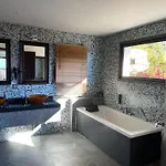 Les Du Hotell