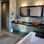 Les Du Hotell